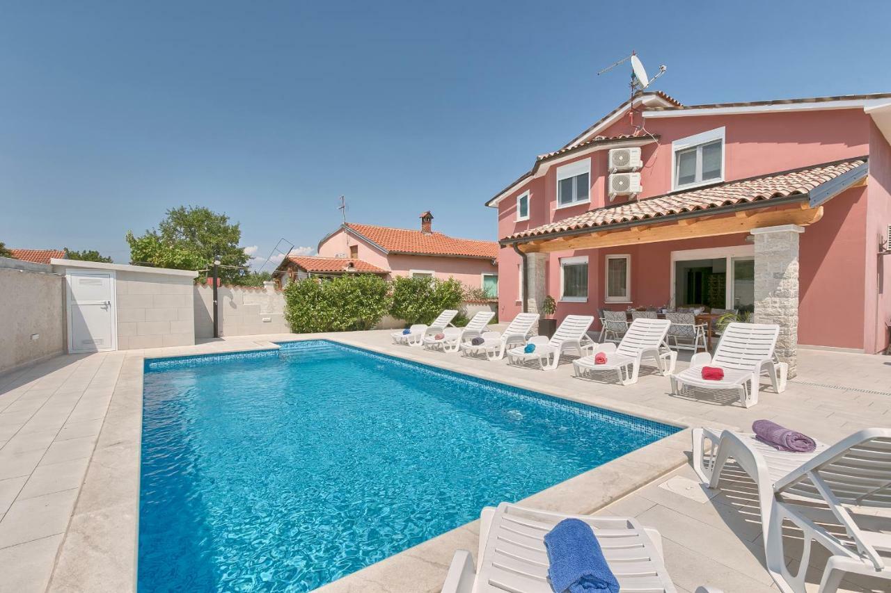 Holiday Home Nikol Pula Bagian luar foto