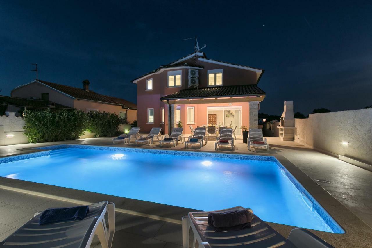 Holiday Home Nikol Pula Bagian luar foto