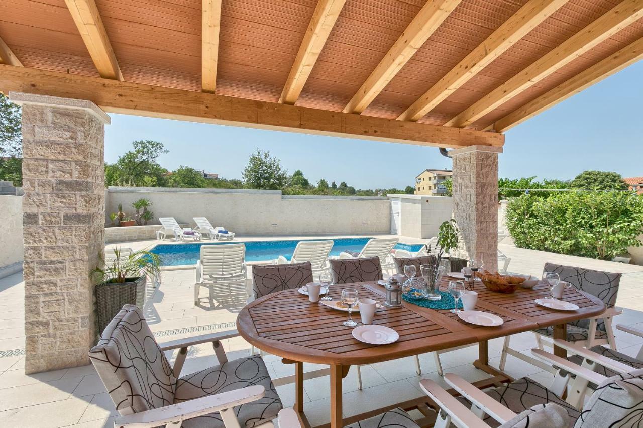 Holiday Home Nikol Pula Bagian luar foto