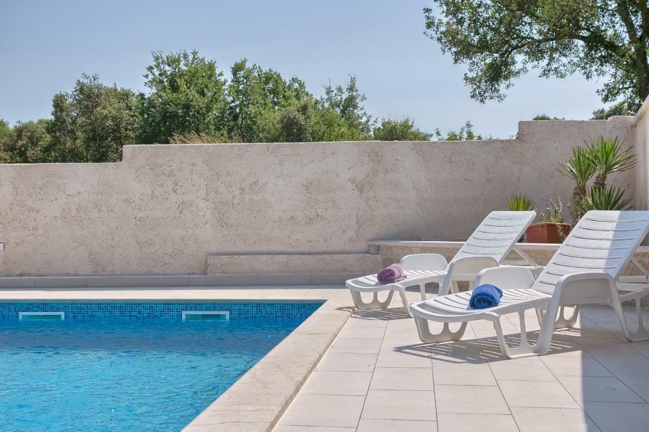 Holiday Home Nikol Pula Bagian luar foto