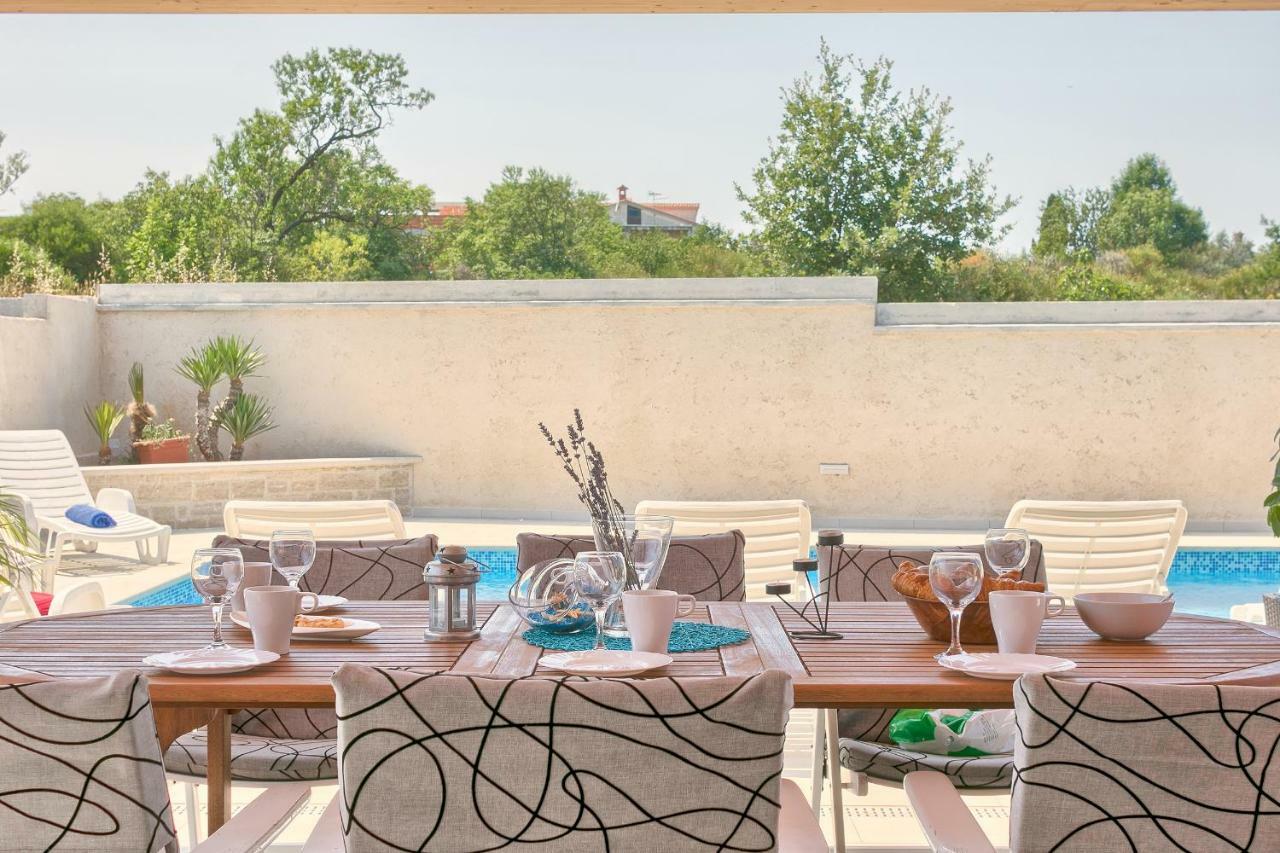 Holiday Home Nikol Pula Bagian luar foto