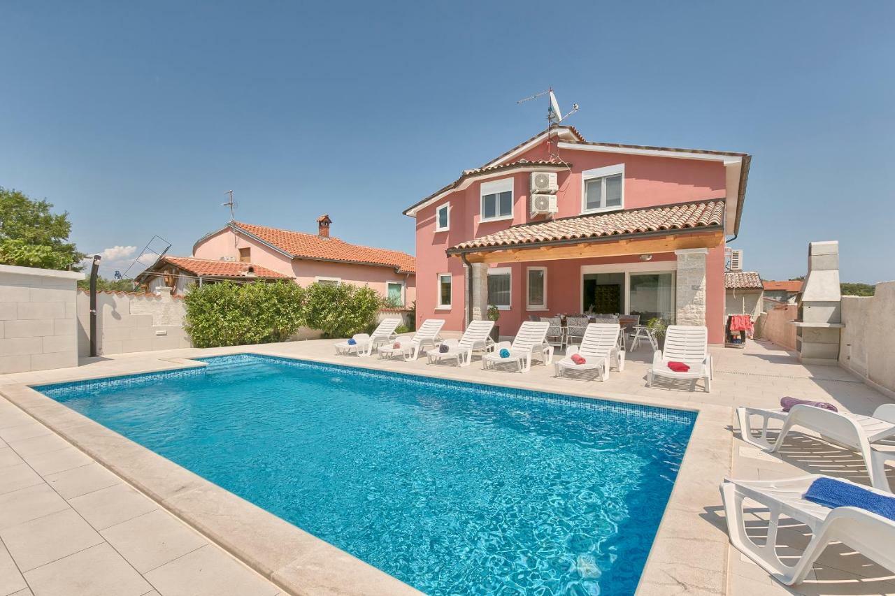 Holiday Home Nikol Pula Bagian luar foto