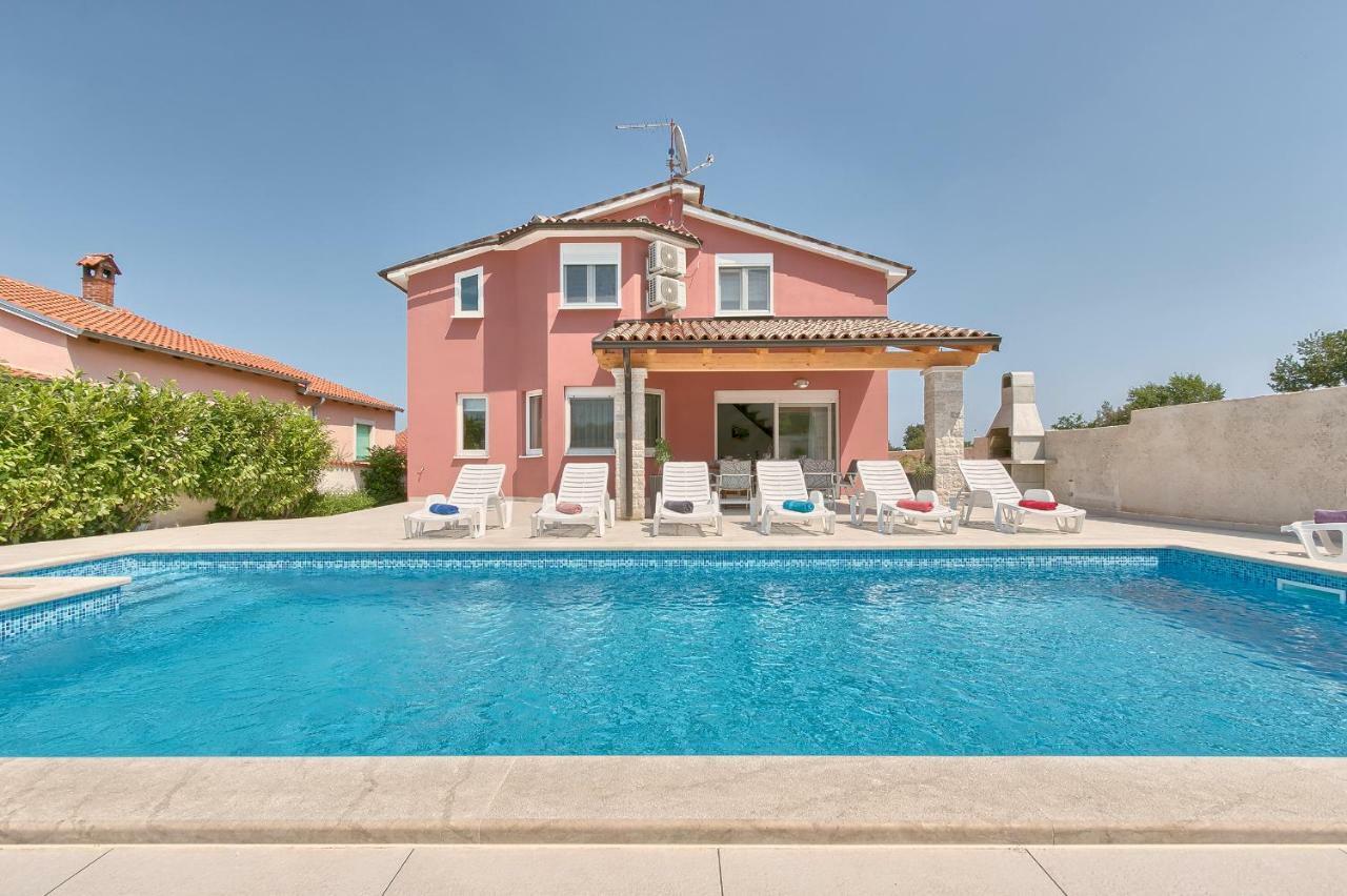 Holiday Home Nikol Pula Bagian luar foto